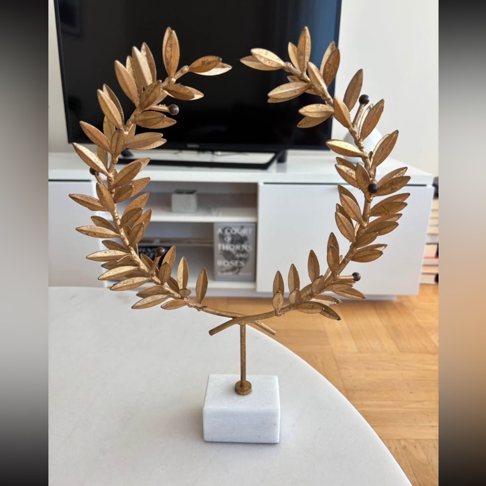 The Cross Design Gold Leaf Wreath Decor on Marble Stand